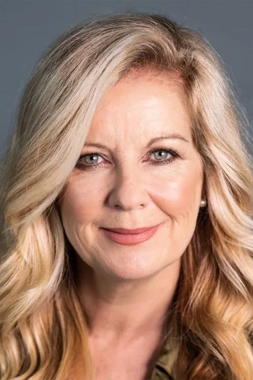 Amanda Benson interpretando a Kylie