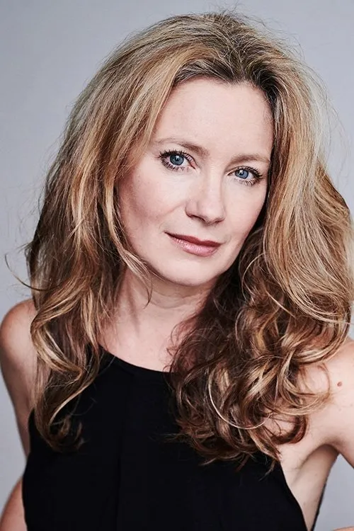 Amanda Douge interpretando a Ethel Florey