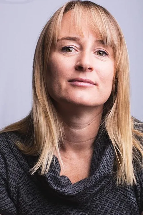 Amanda Hunt interpretando a Officer Ridgeway