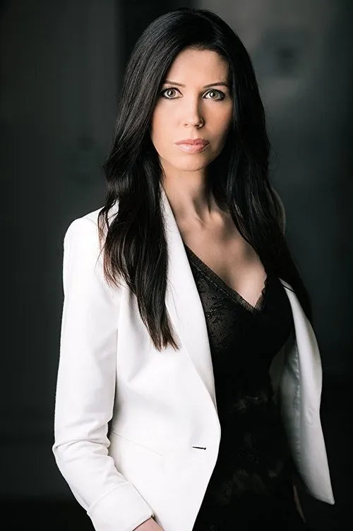 Isis Wright ha trabajado con Amanda May en 1 ocasiones