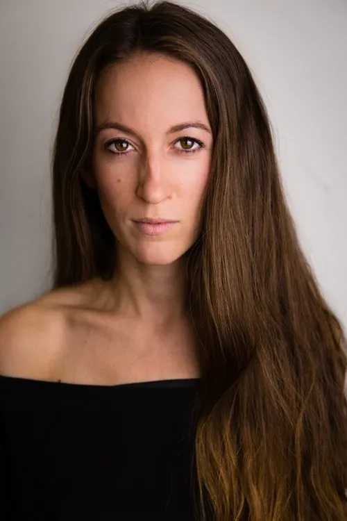 Amanda McGregor interpretando a Female Hunter