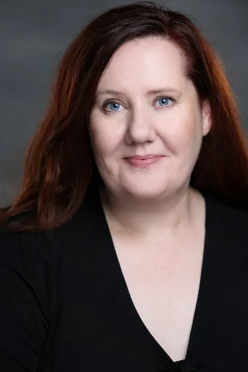 Amanda Minihan interpretando a Scotty/Mrs. Spencer