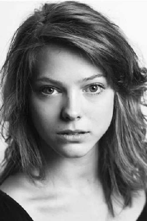 Amanda Wass interpretando a Maya Jennings