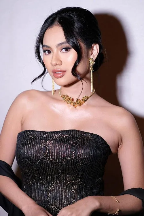 Amara Sophie — personaje: Lola