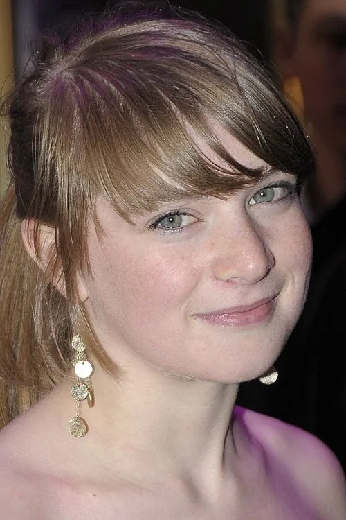 Amber Beattie interpretando a Gretel