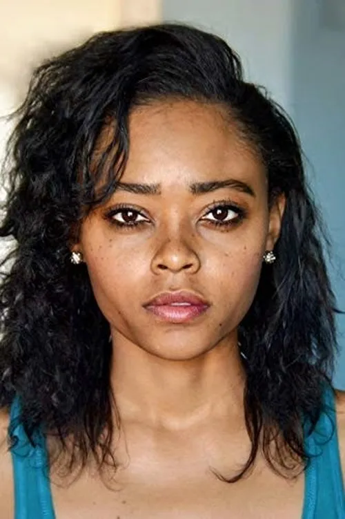 Amber Gaston interpretando a Rolly