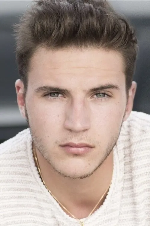 Ambroise James Di Maggio interpretando a Théo