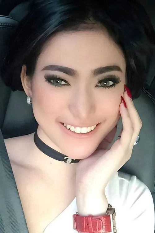 Amel Alvi interpretando a Korban Kelima