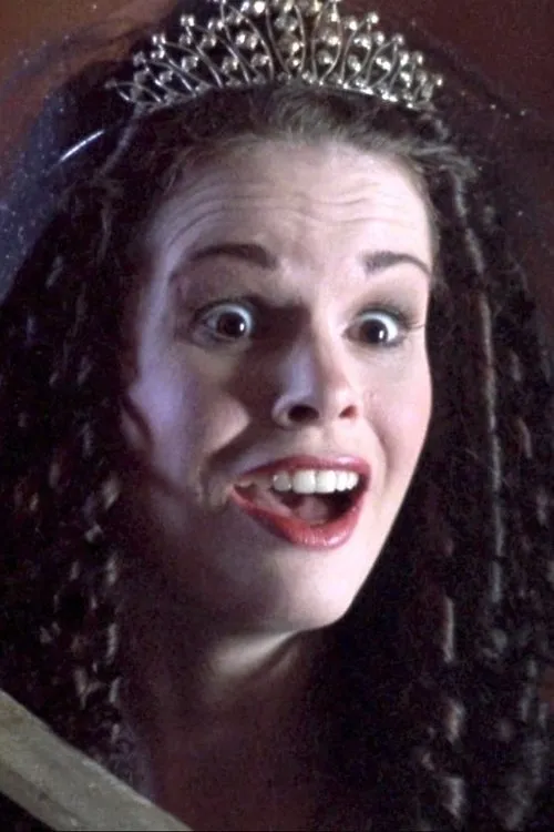 Amelia Kinkade interpretando a Angela