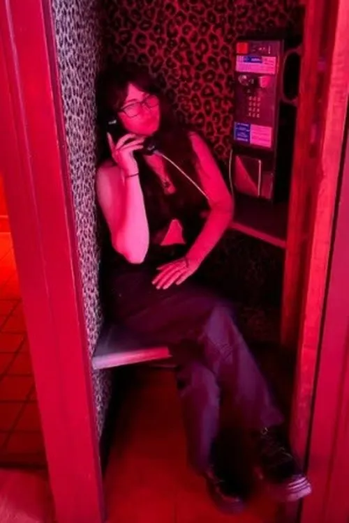 Amelia Von Glahn interpretando a Herself