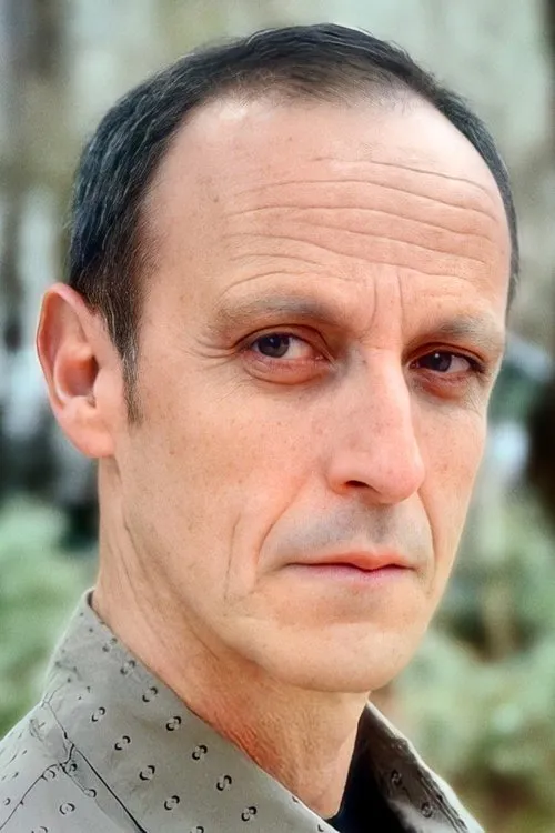 Ami Weinberg interpretando a Lawyer