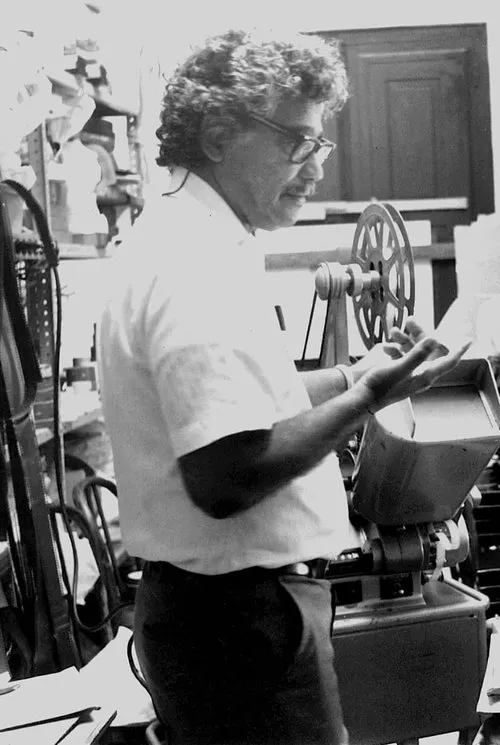 Amílcar Tirado interpretando a Momo (adult)