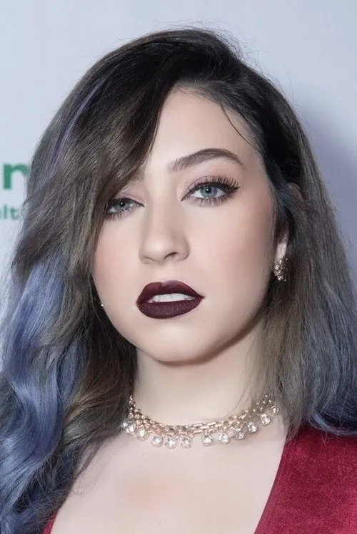 Amilia Onyx interpretando a Stepdaughter (archive footage)