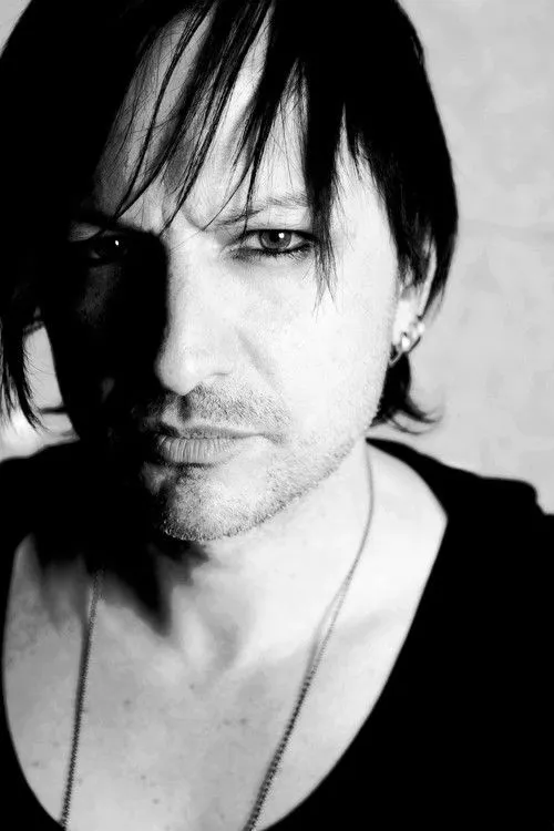 Takahiro Moriuchi ha trabajado con Amir Derakh en 1 ocasiones