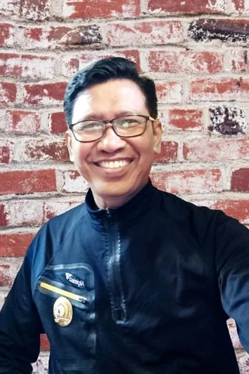 Amir Desar interpretando a Ayah Risna