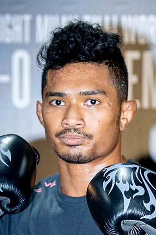 Amir Khan interpretando a Self