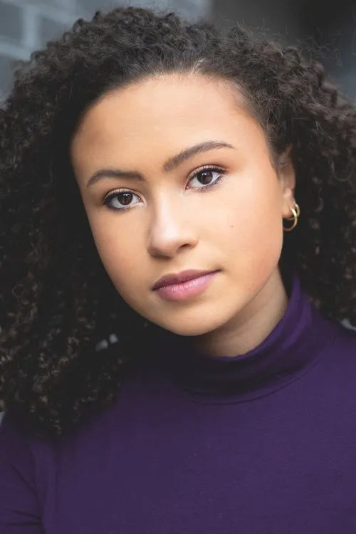 Amira Danan interpretando a Belle / Young Woman / Philomena