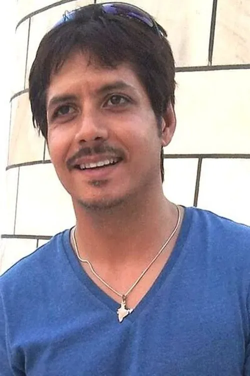 Amit Mistry interpretando a Robin