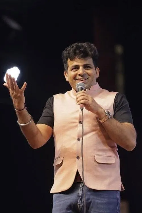 Amit Tandon — personaje: Prithvi Bose