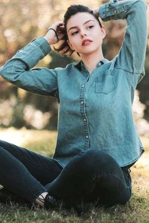 Amit Yagur interpretando a Roni