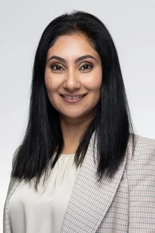 John Hegarty ha trabajado con Amna Khan en 1 ocasiones