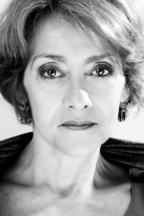 Amparo Vega-León interpretando a Recepcionista