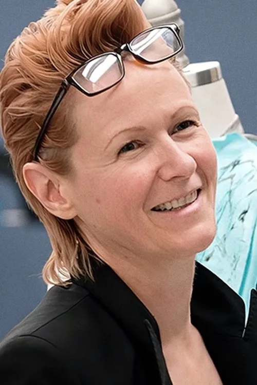 Amy Bond interpretando a Self