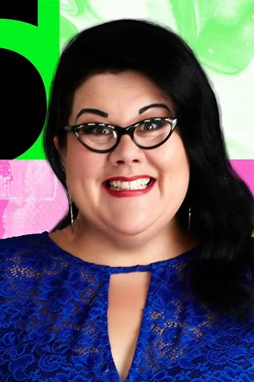 Amy Lamé interpretando a Mrs. Smart