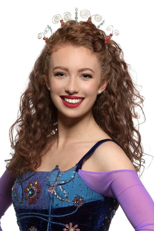 Amy-Mae Dolan interpretando a Female Lead Dancer