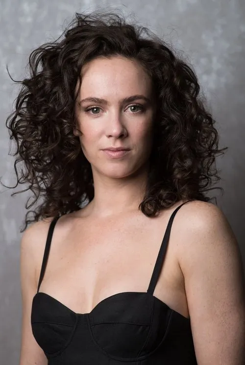 Amy Manson interpretando a Amy Armstrong
