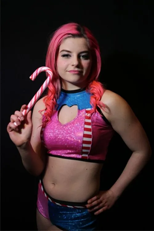 Amy Samardzija interpretando a Candy Floss