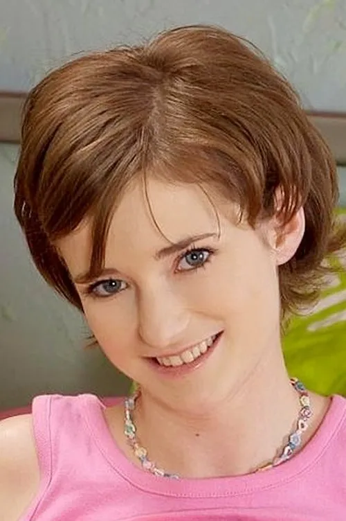 Amy Shine interpretando a (archive footage)