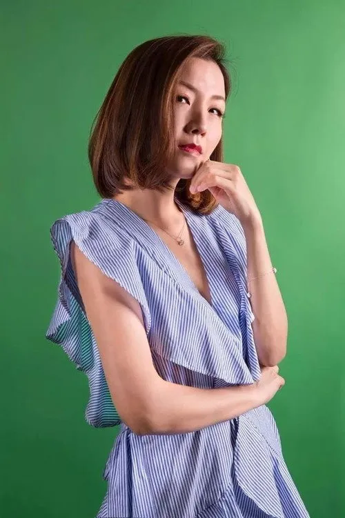 Amy Tam Ka Chuen interpretando a 