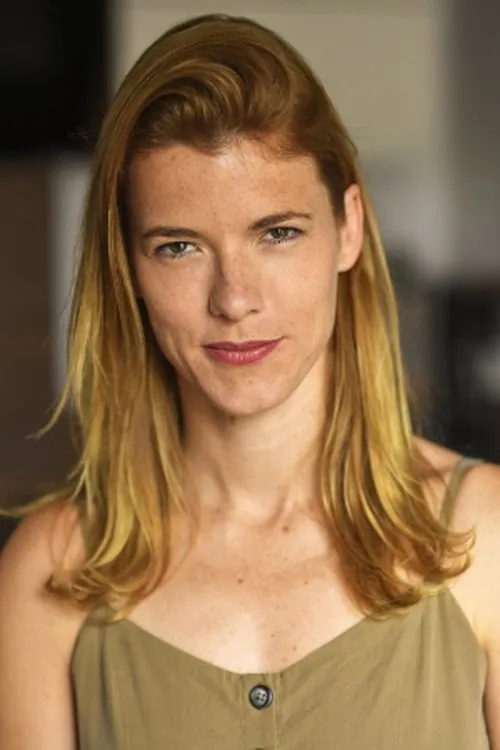 Ana Adams interpretando a Pasajera bus