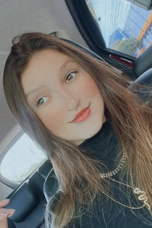 Ana Carolina Qualtieri interpretando a Ana Carolina