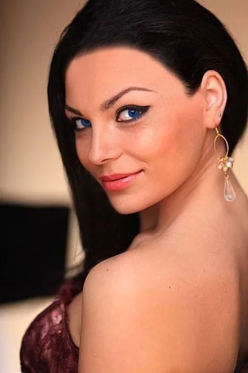 Ana Maria Donosa interpretando a Alitalia employee