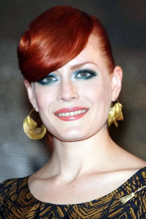 Ana Matronic interpretando a Self