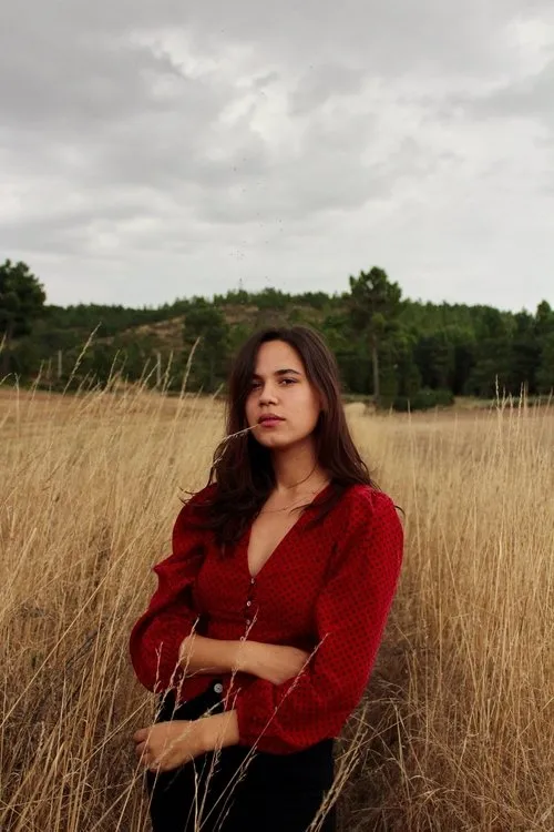 Ana Silvestre interpretando a Joana