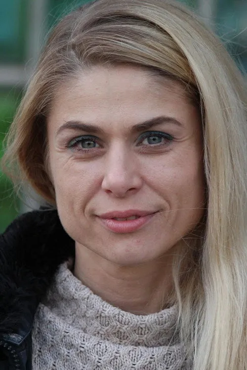 Ana Vilenica interpretando a Alisa