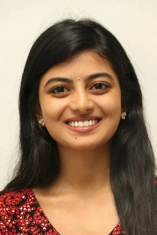 Anandhi interpretando a Karthika