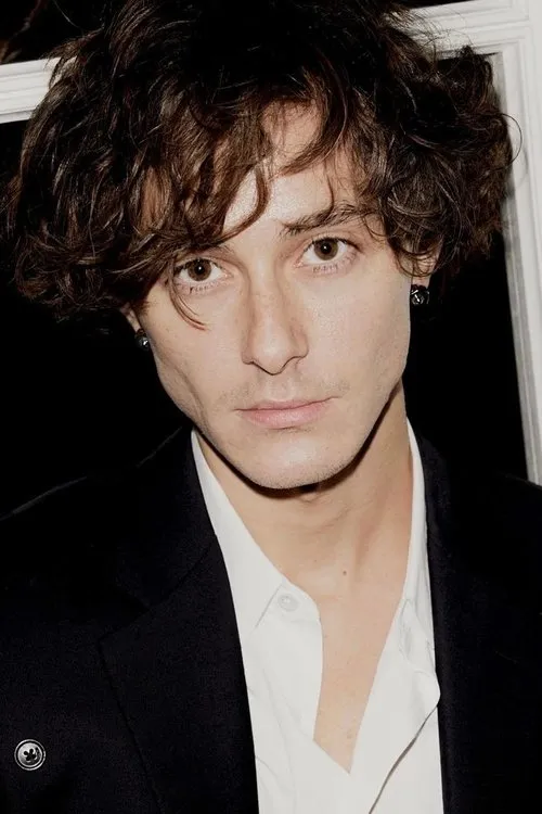 Анар interpretando a Ali