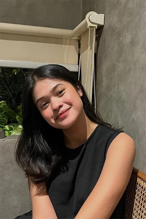 Anastasya Kumala interpretando a Lily