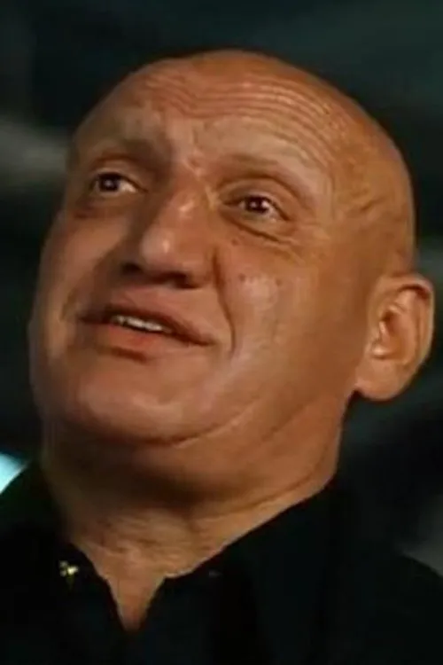 Anatoliy Mambetov interpretando a 