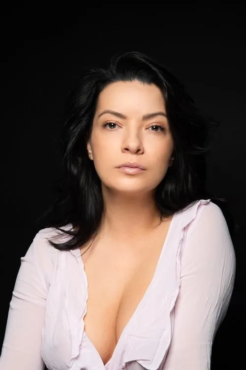 Anca Dinicu interpretando a Bucur