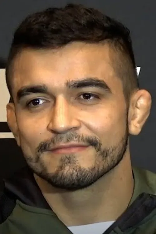 Andre Muniz interpretando a Self