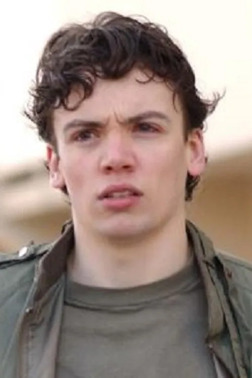 Andre Noble interpretando a Lard