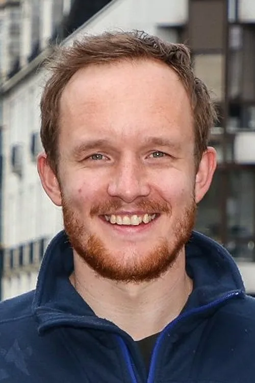 André Sørum interpretando a Thomas