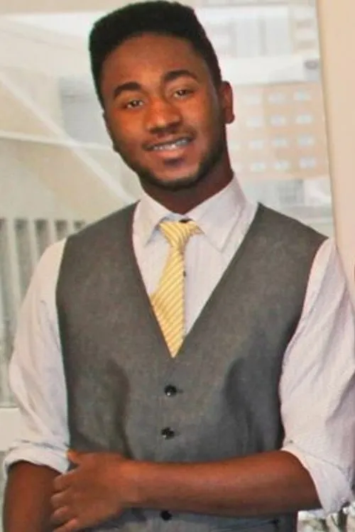 Andre Tomlinson interpretando a Malcolm Scott