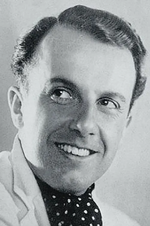 André van Gyseghem interpretando a George, Stage Doorman