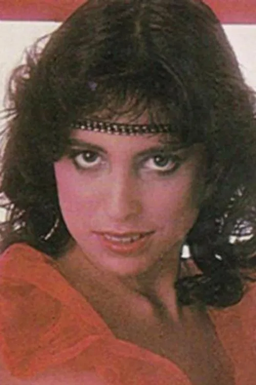 Andrea Adams interpretando a 